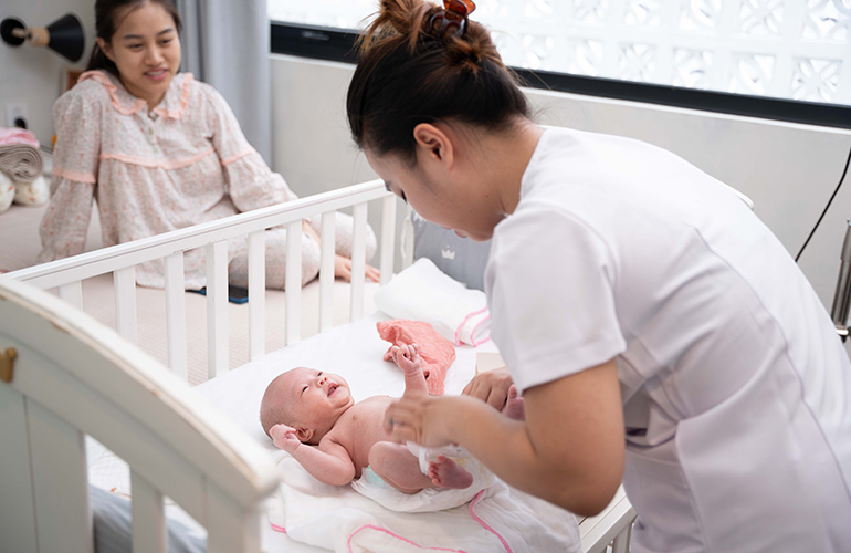 Tại sao nên thuê bảo mẫu chăm trẻ sơ sinh?